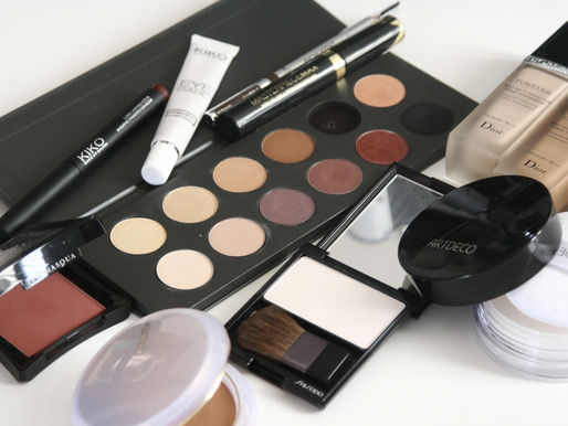 Tanatokosmetolog Nataliia Hotdybakina wykonujący makijaż pośmiertny z użyciem cywilnych kosmetyków