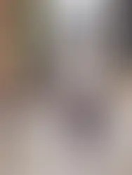 PFW 2026 İlkbahar/Yaz erkek koleksiyonları, modanın bu sezon yalnızca kıyafetle değil; atmosfer, duygu ve kimlikle bir bütün olarak anlatıldığını açıkça ortaya koyuyor. Temalara uygun sahne tasarımlarından renk paletlerine kadar her detay, markaların kendi dünyasını inşa ettiği birer anlatıya dönüşüyor.  Arşivlerden ilham alan ancak geleceğe ışık tutan koleksiyonlar, sessiz lüks anlayışını daha da derinleştiriyor. Estetik bir denge, duygusal bir ifade ve giyilebilir gerçeklik ise bu sezon podyuma damga vuran koleksiyonların ortak dili. İşte radarımıza giren beş öne çıkan marka…