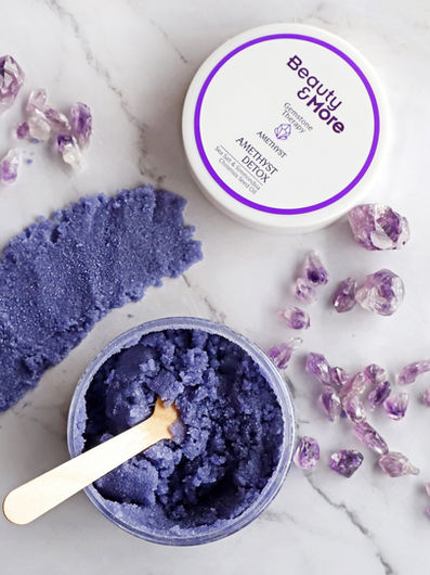 Amethyts Detox Peeling, deniz tuzunu Tatlı Badem, Kayısı Çekirdeği, Susam ve Jojoba yağlarıyla bir araya getirerek özellikle güneş sonrası cilt bakımına odaklanıyor. Cildi arındırmaya, nemlendirmeye ve daha pürüzsüz bir görünüm kazandırmaya yardımcı olan formül, ametist taşından ilham alan sakinleştirici yaklaşımıyla bakım rutinine duyusal bir dokunuş da ekliyor.