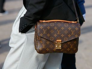 Caddede yürüdüğünüz bir an… Yanınızdan bir kadın geçiyor, kolundaki monogram desenli çanta dikkatinizi çekiyor; Louis Vuitton gibi duruyor.Peki, bu çanta gerçekten de orijinal mi?  Lüks görünmek arzusu, son yıllarda tüketicileri sahteciliğe sürüklüyor. Moda algımızı tamamen değiştiren bu durum; etik tercihleri ve tasarım değerlerini de sorgulatıyor.    Veriler Söylüyor: Neden Louis Vuitton?  Çünkü veriler öyle söylüyor.Sahtecilik eğilimlerini global ölçekte inceleyen Entrupy’nin raporuna göre, Louis Vuitton en çok taklit edilen lüks marka. Lüks ürünler için Entrupy’ye yapılan tüm başvuruların %32,8’ini kapsıyor.İkinci sırada %14,4’le Prada yer alıyor. Listede başka markalar da olsa, veriler açıkça gösteriyor ki Louis Vuitton; prestij, tarih ve tasarımın birleşimiyle yalnızca kıskanılan bir hedef değil, aynı zamanda sahteciliğin merkezinde yer alıyor.
