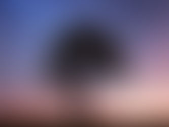 Geçmiş, bazen bir sandığın içinde saklanan mektuplar kadar sessizdir. Yasemin Doğan, Tepedeki Çınar romanında o sessizliğin kapağını aralayarak, göçle yerinden edilmiş hayatların yankısını bugüne taşıyor. Bir yandan aidiyetin anlamını, bir yandan özgürleşmenin bedelini sorguluyor, sorgulatıyor. Tepedeki Çınar’ın yazarı Doğan’la, kelimelerin kök saldığı topraklardan yola çıkıp, belleğin derin katmanlarına uzanan bir sohbet gerçekleştirdik. Kimi zaman bir türkünün yarım kalmış sesi, kimi zaman bir çınarın gölgesinde yankılanan hatıralar eşlik etti bu konuşmaya…