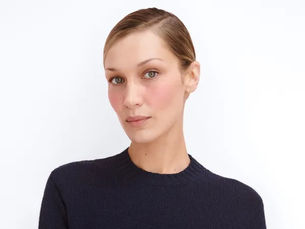 Bella Hadid, Prada Beauty’nin yeni global güzellik elçisi olarak duyuruldu.  Bu adım, Bella Hadid’in son dönemde yeniden gündeme gelen açıklamalarının ardından gelirken, modelin Prada için ilk büyük moda anlarından biri de Milano’da gerçekleşen Sonbahar/Kış 2026 defilesi olmuştu. Marka tarafından yapılan açıklamada, Hadid’in yalnızca güçlü bir moda figürü değil; aynı zamanda özgüveni, bireyselliği ve çağdaş güzellik anlayışını yansıtan bir isim olduğu vurgulandı. Prada Beauty, bu iş birliğiyle kendi avangard güzellik yaklaşımını daha görünür kılan yeni bir döneme işaret ediyor.    Bella Hadid, aynı zamanda markanın yeni makyaj ürünü Prada Touch’ın da kampanya yüzü olarak öne çıkıyor. Çok amaçlı kullanım fikriyle tasarlanan bu yeni allık, editoryal etkiyi günlük kullanımla buluşturan yapısıyla dikkat çekiyor. Krem dokudan pudramsı bir bitişe dönüşen formülü sayesinde ürün; yanakların yanı sıra dudaklarda ve göz kapaklarında da kullanılabiliyor. Gün içinde tazeleme ihtiyacını minimuma in