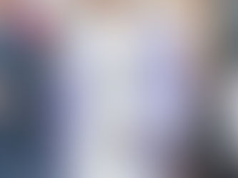 Bir yanda Louis Vuitton, Dolce & Gabbana ve Dries Van Noten gibi markalar maskülen ama enerji dolu bir sokak estetiği yansıtırken; diğer yanda Sp5der, Stüssy ve Aimé Leon Dore gibi kült sokak markaları, yeni nesil erkek giyimine cesur bir yerden yön veriyor. Yüksek bel pantolonlar, hafif bol paçalar, oversized ceketler ve niş aksesuarlarla desteklenen kombinler öne çıkıyor. Renk paletinde canlı renklerin yanında şeftali tonları ve kremler yer alıyor. Günümüzde sokak modası yalnızca rahatlık değil; stilinizi ön plana çıkarabileceğiniz bir ifade biçimi.