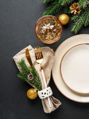 Bu yıl, evde kutlamanın sıcaklığını “sessiz şıklık” anlayışıyla buluşturan üç farklı yılbaşı masa düzeni, hem minimal hem de sezon ruhunu yansıtan yaratıcı alternatifler sunuyor.