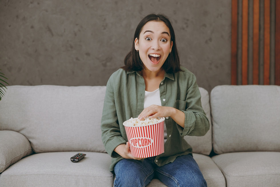Sonbaharın en karşı konulamaz zamanları, battaniyenin altına girip yeni bir dizinin ilk bölümünü açtığımız veya sabırsızlıkla beklediğimiz o filmin geldiği anlarla başlıyor.2025 Netflix ekim takvimi, hem merakla beklenen dönüşlere hem de dikkat çekici yeni yapımlara ev sahipliği yapıyor.Duygusal yapımlardan psikolojik gerilimlere, biyografik senaryolardan dokunaklı belgesellere uzanan geniş bir yelpazede bu ay izleyicileri bekliyor.    Bu ayın öne çıkanları arasında The Witcher’ın dördüncü sezonu, Enfes Bir Akşam adlı romantik film, Victoria Beckham biyografik belgeseli ve Rowan Joffé imzalı Ballad of a Small Player filmi yer alıyor.Netflix, ekim takvimini sadece izleme listenizi değil, ruh hâlinizi de dönüştürecek içeriklerle dolduruyor.    Hazırsanız, Ekim 2025’in en çok konuşulacak Netflix yapımlarına birlikte göz atalım.