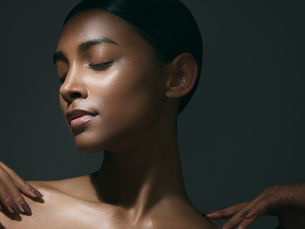 2025 ve 2026 yıllarında güzellik dünyasının merkezine yalnızca estetik değil; bilimin ışığında şekillenen bir zarafet ve kişisel imza dokunuşları yerleşiyor. Uzun yıllardır üniversitelerde saç bakımı ve güzellik programlarında görev yapmış bir akademisyen ve sahada aktif çalışan bir eğitimci olarak şunu rahatlıkla söyleyebilirim: Yeni dönemin güzellik anlayışı artık sadece “moda” değil, tamamen “kişiye özgü bilimsel tasarım” dönemidir.