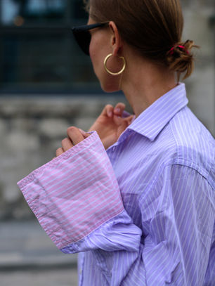 Oversize siluetler bir dönemin özgürlük sembolüydü.Bol pantolonlar, geniş omuzlu ceketler, erkeksi gömlekler… Kadın giyiminin alışılmış standart kalıplarını kıran ve bedeni sarmak yerine kamufle eden bu anlayış; hem rahatlık arzusunun hem de feminenliğin yeniden tanımlanışının en güçlü yansımalarından biri oldu. Zaman geçtikçe parçalar büyüdü, genişledi ve beden algısını tamamen yitirdi. Her güzel şey gibi bu da zamanla alışılmış bir stile dönüştü. Modasını kaybetmedi ama yeni stil anlayışlarına da baskın gelmedi. Oversize’lar dolaplarda gezinmeye devam ederken şimdi sahnede yeni bir soru var: Oversize’lar küçülüyor mu?