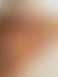 Yazın tam anlamıyla kapımızı çalmasına çok az zaman kaldı. Giydiklerimizin ağırlığı hafifliyor, saçlarımız tahmin ettiğimizden daha çok güneşe çıkıyor ve cildimiz daha fazla havayla temas ediyor. Hal böyleyken, bakım rutinleri de mevsime göre yeniden şekillenmeli. Şimdi gelin, baştan ayağa yaza hazırlanmanın püf noktalarını birlikte görelim.