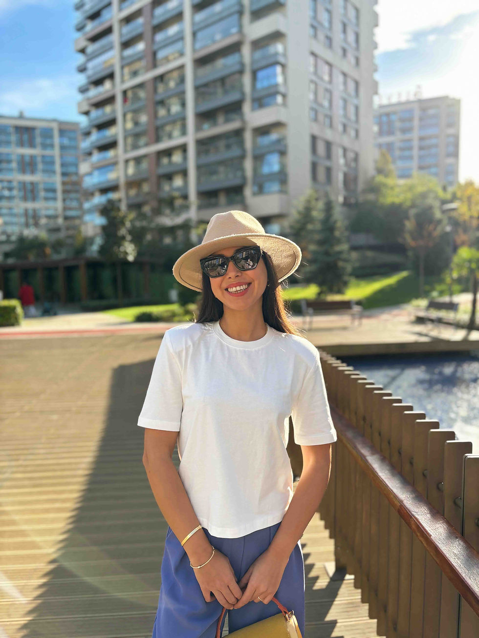 Beyaz vatkalı tişörtün yakın plan çekimi