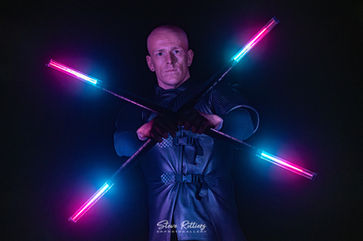 jongleur de lumière pour tous événement en belgique, déambulations, spectacles et animations par mathiou spectacles, jongleur professionel