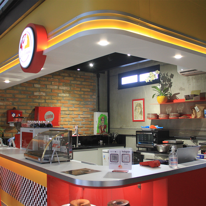 Cafeteria estilo diner com cores vibrantes