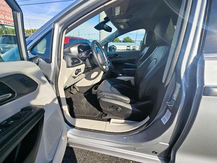 Thumbnail: 2021 Chrysler Pacifica Touring L #0057