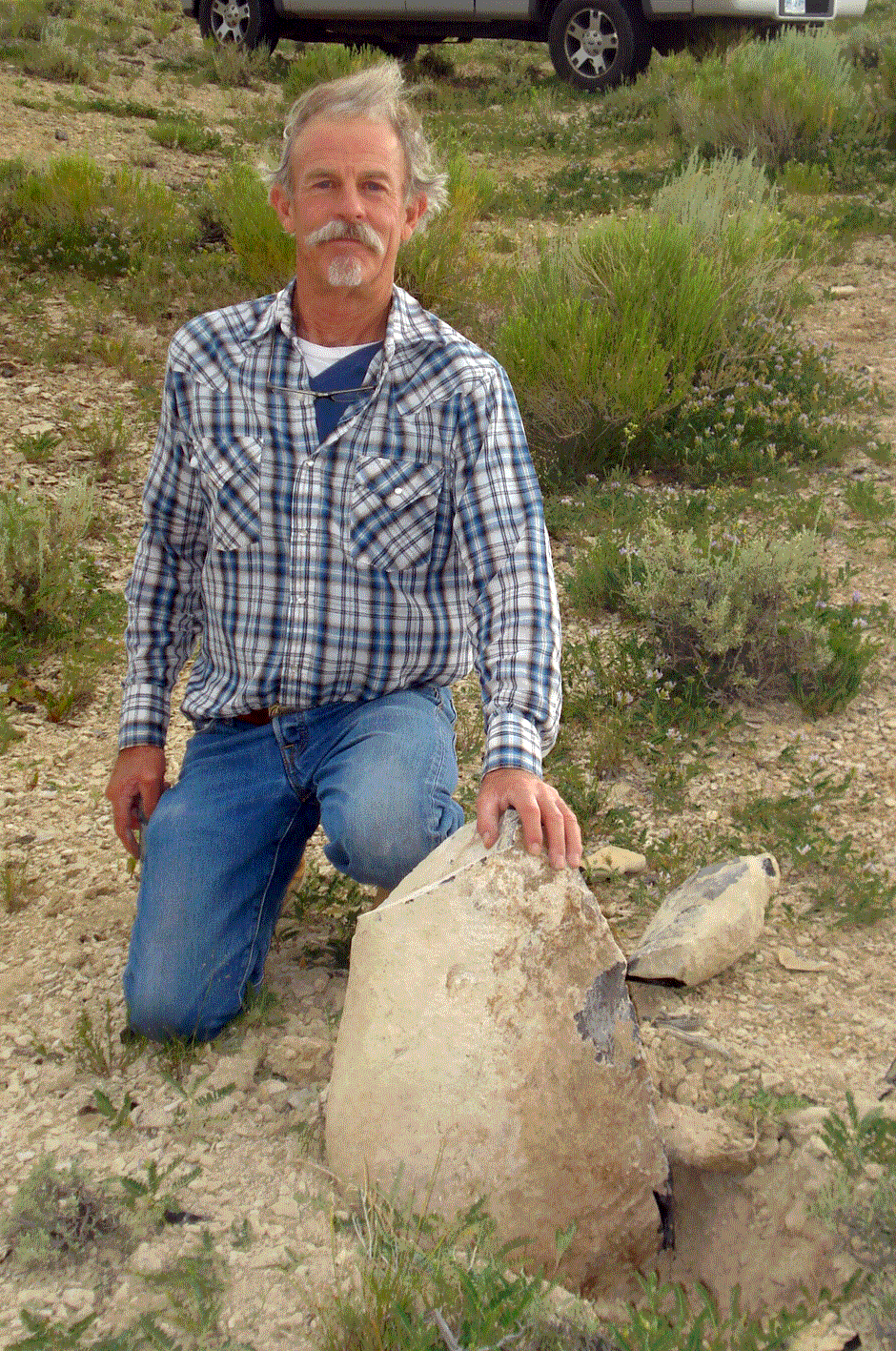 Greg-with-big-oil-chert-nodule-JW.gif