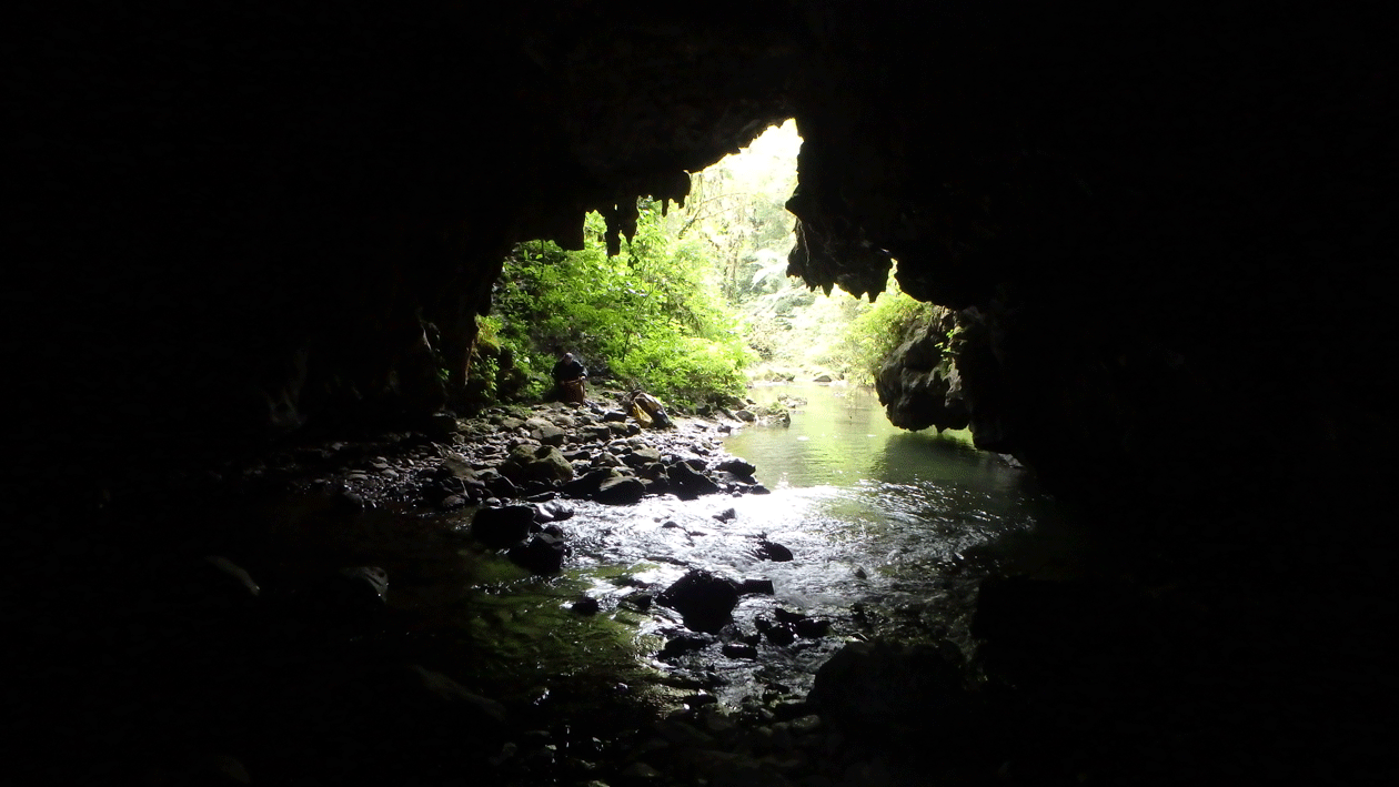 Maxiliano-Cavern-opening-from-inside.gif