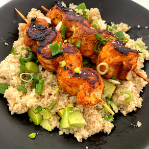 Brochettes de salmón con ensalada de trigo burgol