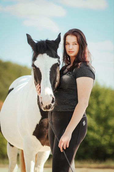 Besitzerin mit Pferd bei einem Fotoshooting – natürliche Tierfotografie Niederösterreich - ©Katja Strohmayer
