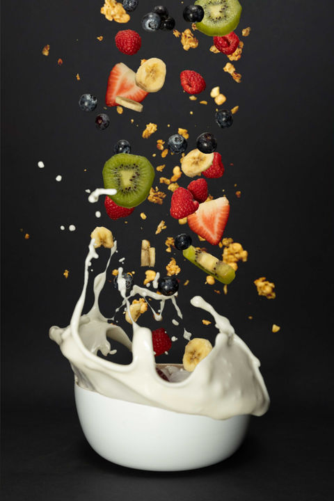 Kreatives Foodfoto mit schwebenden Zutaten – professionelle Foodfotografie – © Katja Strohmayer