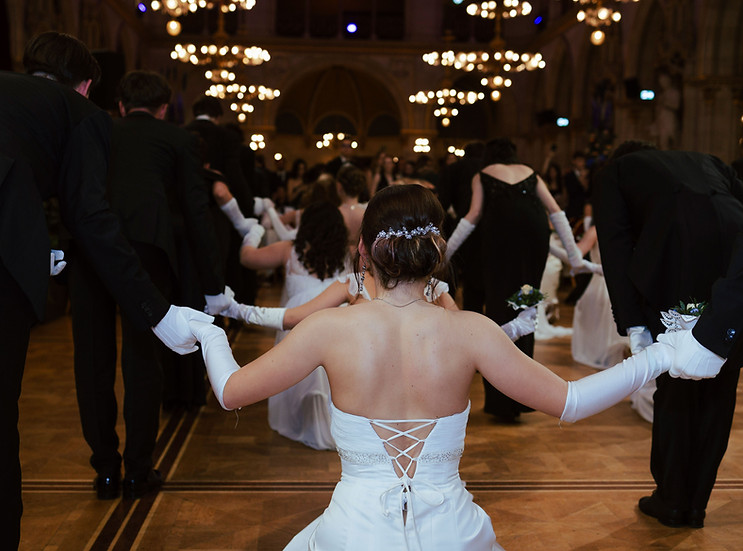 Gäste tanzen bei einem festlichen Ball, professionell festgehalten in stimmungsvoller Eventfotografie.