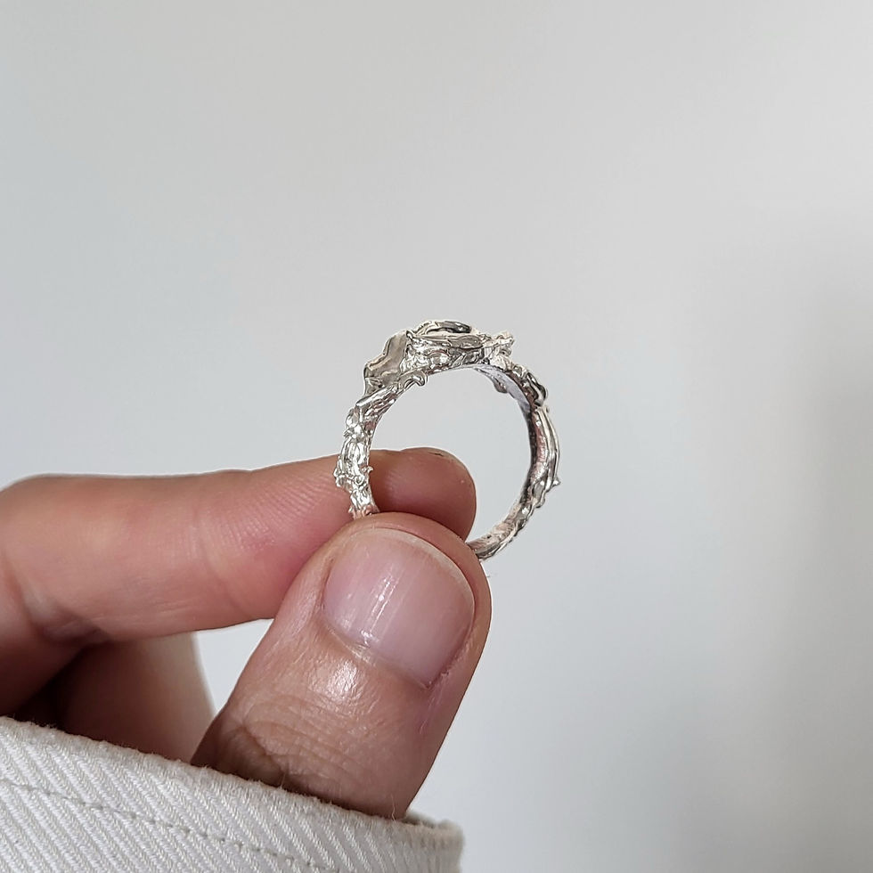 Miniature : Hand carved sterling silver spirale ring with organic details and freshwater pearl