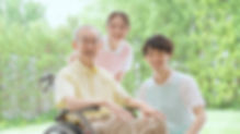 介護施設のスタッフとシニア