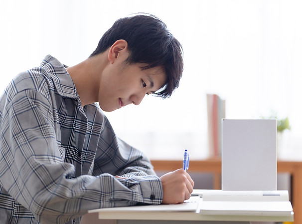 受験勉強中の男子学生