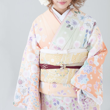 華やかな着物を着た女性
