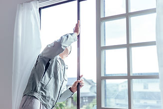 サッシ取り換える男性