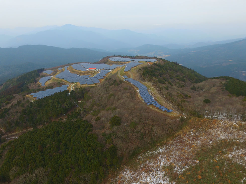 山地に設置してあるソーラーパネル