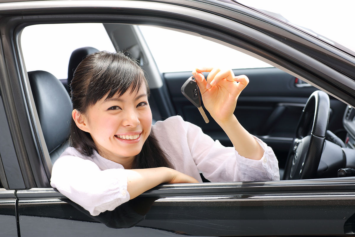 鍵を持っている女性