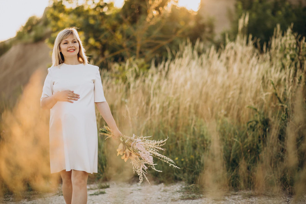 young-pregnant-woman-park_1303-28210 (1).webp