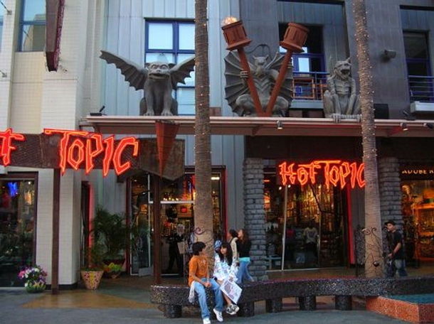 1200px-Hot_Topic,_Universal_CityWalk_Hol