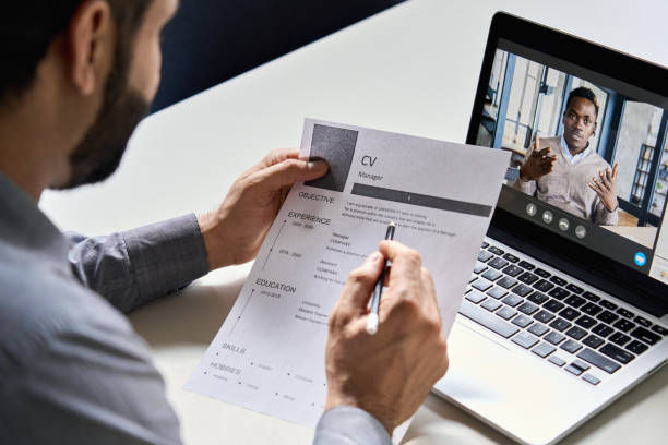 Un recruteur analyse le CV d'un candidat lors d'un entretien en visio