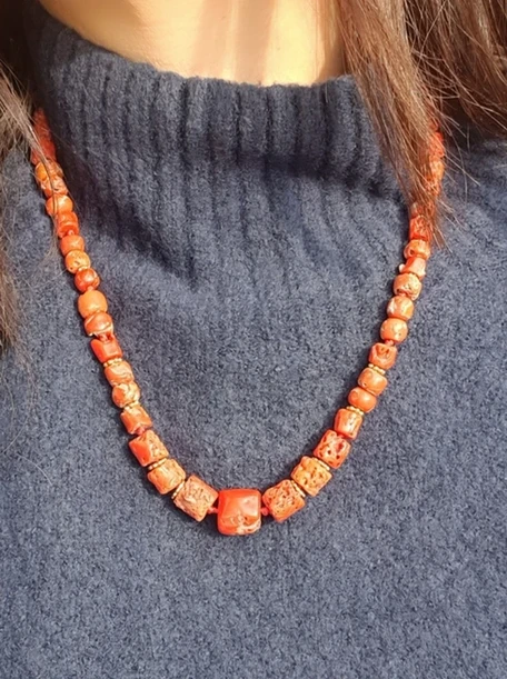 שרשרת מאלה אבני חן ייחודית המשלבת אבני קורל (אלמוגים) בגדלים ובצורות שונות מעצבת פז בק