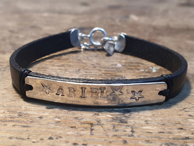 צמיד עור קלאסי-יוניסקס-מתנה מיוחדת עם פלטת כסף 925 בריקוע אישי