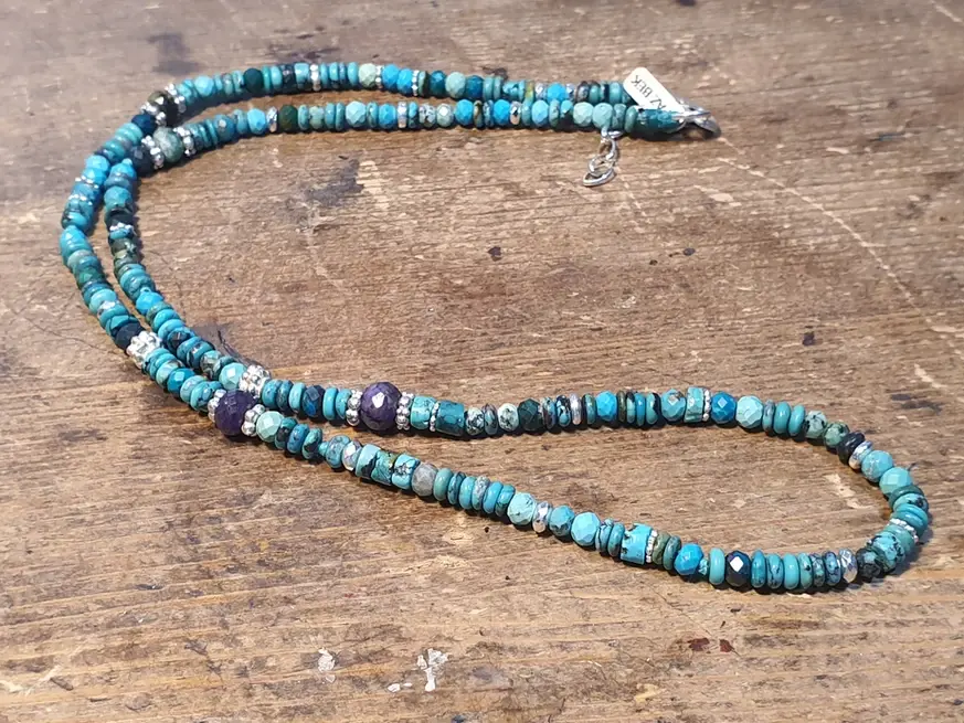 שרשרת ייחודית המשלבת אבני טורקיז שונות ומגוונות מעצבת פז בק