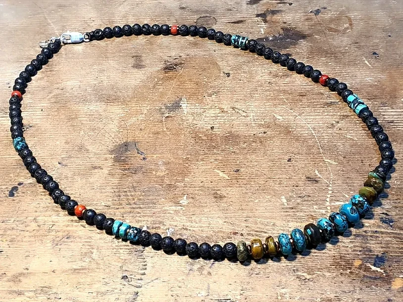 שרשרת אבני חן המשלבת גוונים של אבני טורקיז טיבטי, אבני טורקיז, קורל ואבני לבה מעצבת פז בק