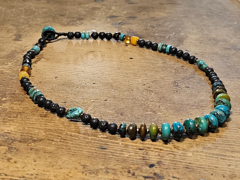 שרשרת ייחודית המשלבת מגוון אבני חן : טורקיז, טורקיז טיבטי, ענבר בשלושה גוונים, ואוניקס פז בק