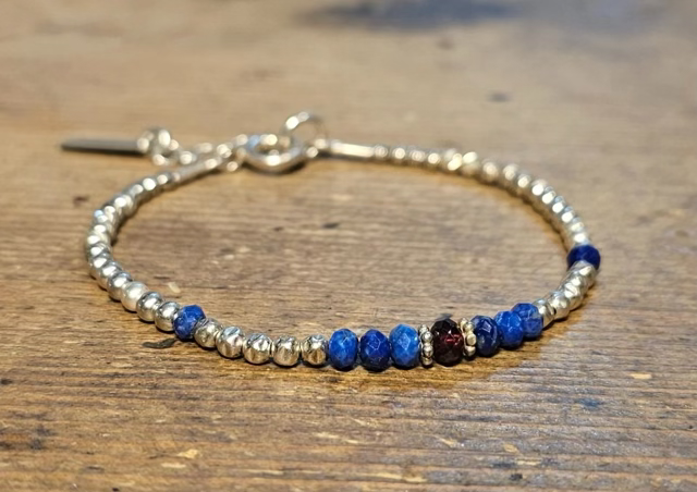 צמיד עדין וקלאסי על שרשרת כסף 925 משולב אבני לאפיס לזולי ואבן גרנט וכדורי כסף