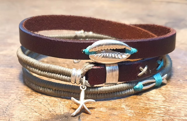 צמיד משולב עור חום כהה ואריגה בחוטי שעווה בגוון ירוק זית בשילוב חבקי כסף,קונכיה כסף 925,דג חלול כסף 925 ותליון כסף לבחירה