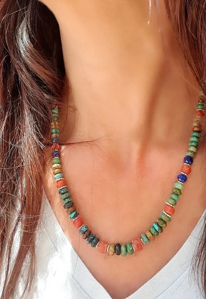 שרשרת אבני חן מרהיבה,המשלבת אבני טורקיז טבעיות בגוונים שונים, קורל (אלמוג) איטלקי ולאפיס .פז בק