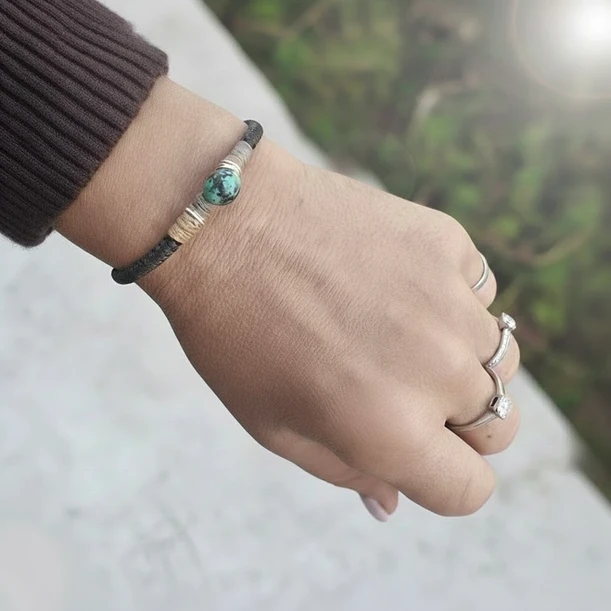 צמיד יוניסקס ארוג חוטי שעווה בשילוב אבן טורקיז אפריקאית,חוטי גולדפילד מלופפים