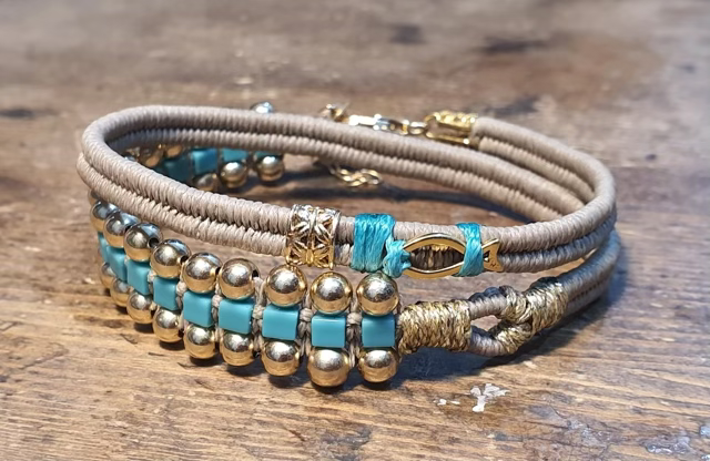 צמיד יוניסקס מלופף , ארוג בחוטי שעווה בשילוב חרוזי טורקיז יפנים,כדורי גולדפילד