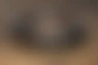 צמיד מיוחד משולב עור חום איכותי עם אריגת חוטי שעווה בגוון ירוק זית. פז בק