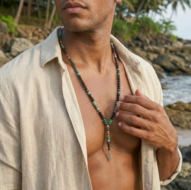 שרשרת אבני חן מרשימה ואלגנטית בעיצוב יוניסקס, המשלבת עומק טבעי עם נוכחות שקטה ומעודנת.מעצבת פז בק