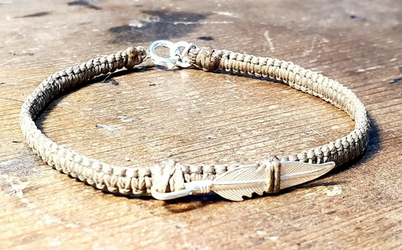 צמיד יד ארוג חוטי שעווה  וסנטר נוצת כסף 925