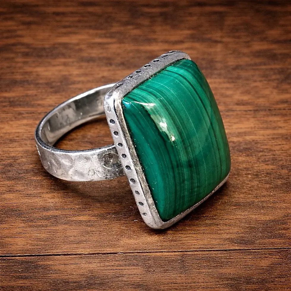 טבעת כסף 925 עם ריקועים מיוחדים בשיבוץ אבן המלכיט