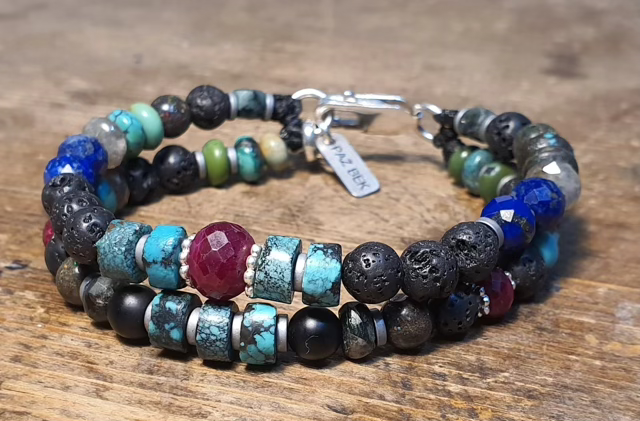 עשוי אבנים טבעיות: אבני לבה שחורות, לאפיס לזולי, רובי,טורקיז,לברדורייט בשילוב רינגים כסף 925