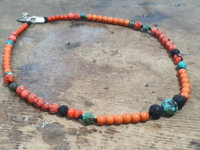 שרשרת יוניסקס המשלבת מגוון אבני חן וחומרים טבעיים מעצבת פז בק