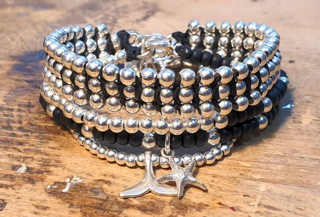 סט צמידים סילברש הוא סט מרשים במיוחד בגווני שחור וכסף