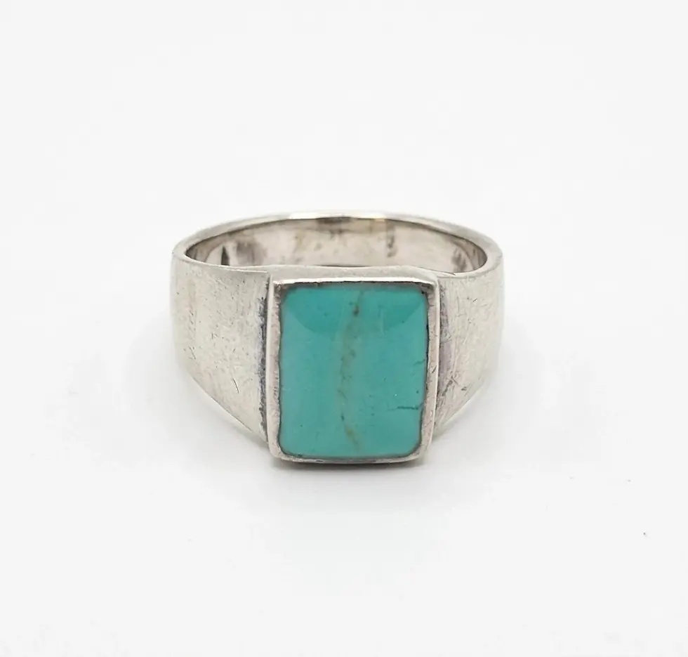 טבעת כסף 925 בשיבוץ אבן טורקיז בהירה במראה קלאסי,עדינה ובולטת כאחד